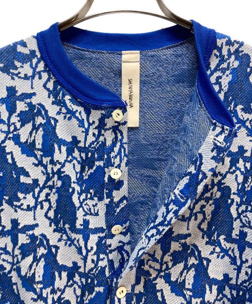 SHINYA KOZUKA（シンヤコズカ）SHINYA KOZUKA (シンヤコズカ) SHINYA KOZUKA ヘンリーネックカットソー ブルー×ホワイト サイズ:Sの古着・服飾アイテム