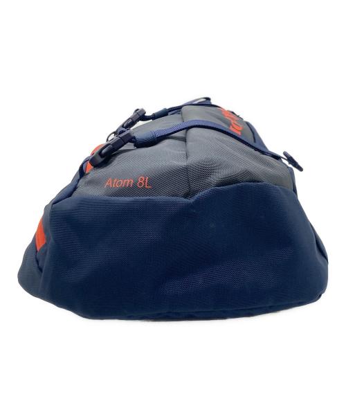 Patagonia（パタゴニア）Patagonia (パタゴニア) アトムスリング8L ボディーバッグ ネイビー×オレンジの古着・服飾アイテム