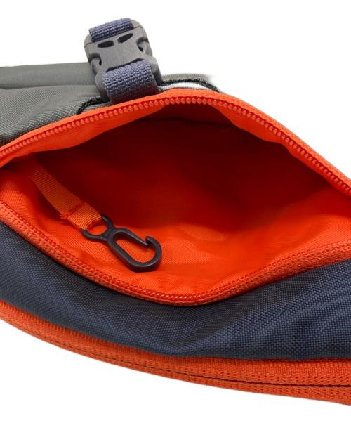 Patagonia（パタゴニア）Patagonia (パタゴニア) アトムスリング8L ボディーバッグ ネイビー×オレンジの古着・服飾アイテム