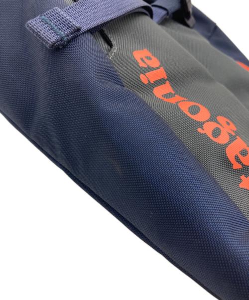 Patagonia（パタゴニア）Patagonia (パタゴニア) アトムスリング8L ボディーバッグ ネイビー×オレンジの古着・服飾アイテム