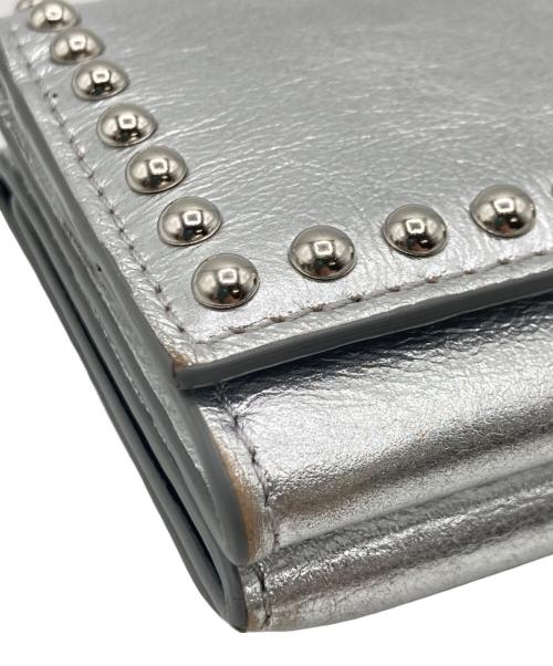 J&M DAVIDSON（ジェイ＆エム デヴィッドソン）J&M DAVIDSON (ジェイ＆エム デヴィッドソン) FOLD WALLET WITH STUDS シルバーの古着・服飾アイテム