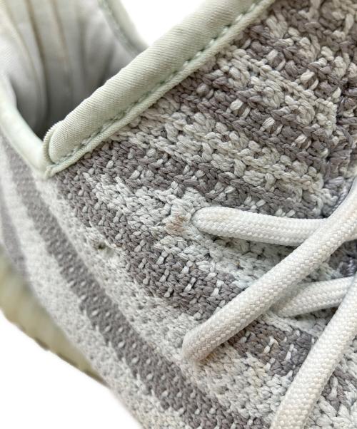 adidas（アディダス）adidas (アディダス) YEEZY BOOST350V2 グレー×レッド サイズ:US 8 1/2の古着・服飾アイテム