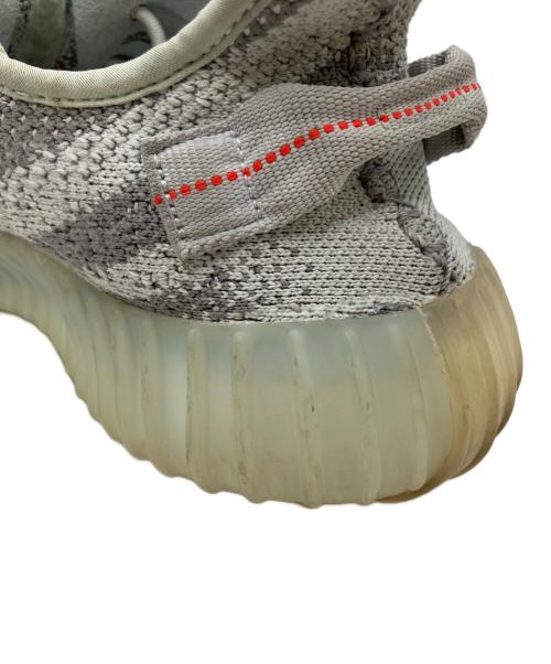 adidas（アディダス）adidas (アディダス) YEEZY BOOST350V2 グレー×レッド サイズ:US 8 1/2の古着・服飾アイテム