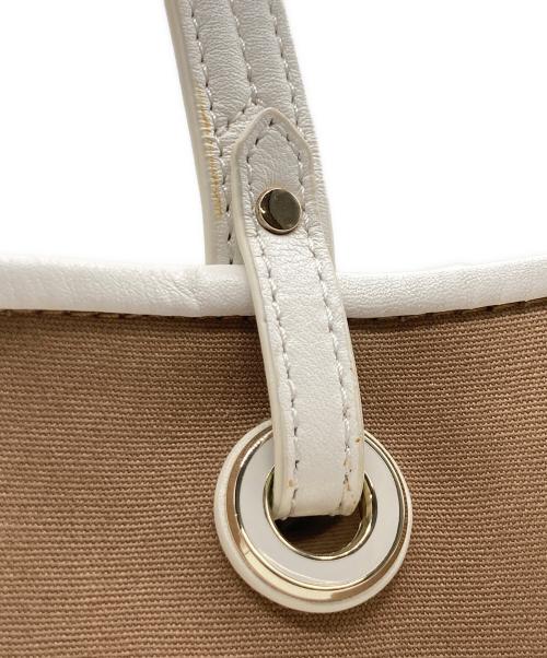 Kate Spade（ケイトスペード）Kate Spade (ケイトスペード) サム キャンバス プランジュ ミディアム サッチェッル 2WAYバッグ ベージュ×ホワイト サイズ:　の古着・服飾アイテム