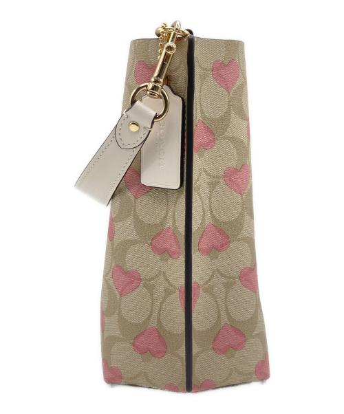 COACH（コーチ）COACH (コーチ) モリーバケットバッグ22 シグネチャー キャンバス ハート プリント ベージュ×ピンクの古着・服飾アイテム