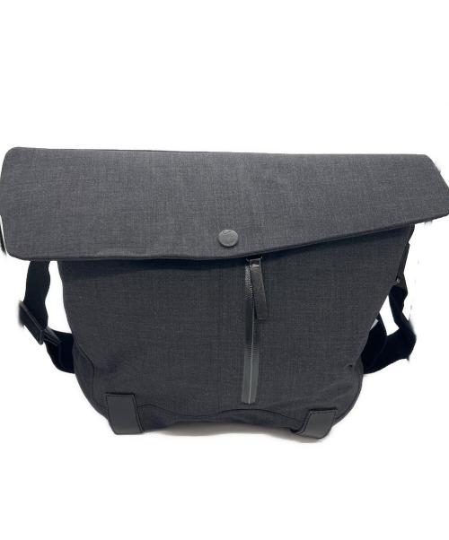C.P COMPANY（シーピーカンパニー）C.P COMPANY (シーピーカンパニー) フラップボタンショルダーバッグ グレーの古着・服飾アイテム
