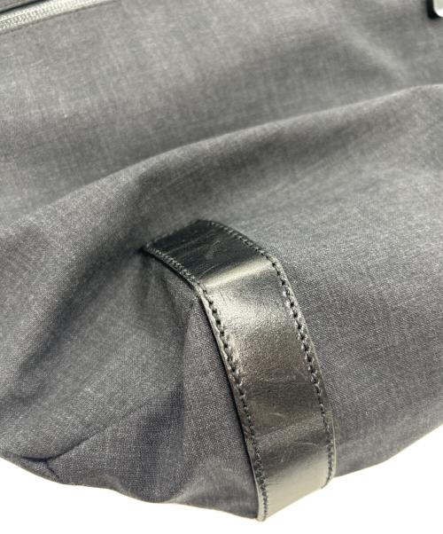 C.P COMPANY（シーピーカンパニー）C.P COMPANY (シーピーカンパニー) フラップボタンショルダーバッグ グレーの古着・服飾アイテム