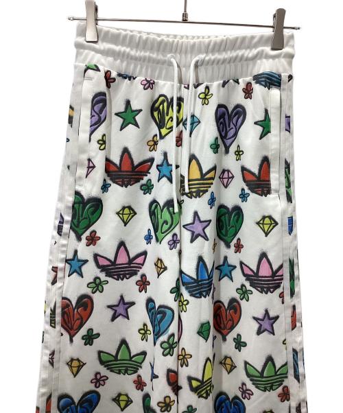 adidas（アディダス）adidas (アディダス) JEREMY SCOTT (ジェレミースコット) Jeremy Scott Monogram Wide-Leg Track Pants（ジェレミースコットモノグラムワイドトラックパンツ） ホワイト サイズ:Sの古着・服飾アイテム