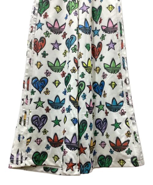 adidas（アディダス）adidas (アディダス) JEREMY SCOTT (ジェレミースコット) Jeremy Scott Monogram Wide-Leg Track Pants（ジェレミースコットモノグラムワイドトラックパンツ） ホワイト サイズ:Sの古着・服飾アイテム
