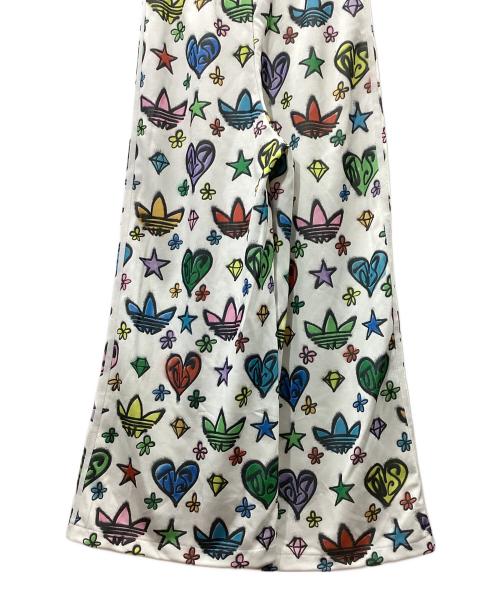 adidas（アディダス）adidas (アディダス) JEREMY SCOTT (ジェレミースコット) Jeremy Scott Monogram Wide-Leg Track Pants（ジェレミースコットモノグラムワイドトラックパンツ） ホワイト サイズ:Sの古着・服飾アイテム