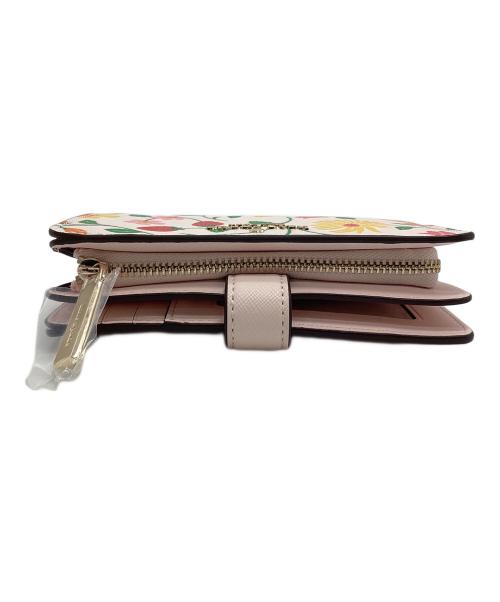 Kate Spade（ケイトスペード）Kate Spade (ケイトスペード) マディソン ストロベリー ガーデン プリント ミディアム コンパクト バイフォールド ウォレット ピンクの古着・服飾アイテム