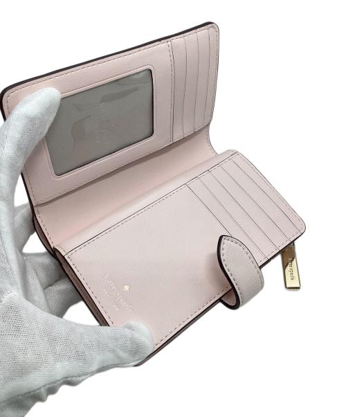 Kate Spade（ケイトスペード）Kate Spade (ケイトスペード) マディソン ストロベリー ガーデン プリント ミディアム コンパクト バイフォールド ウォレット ピンクの古着・服飾アイテム