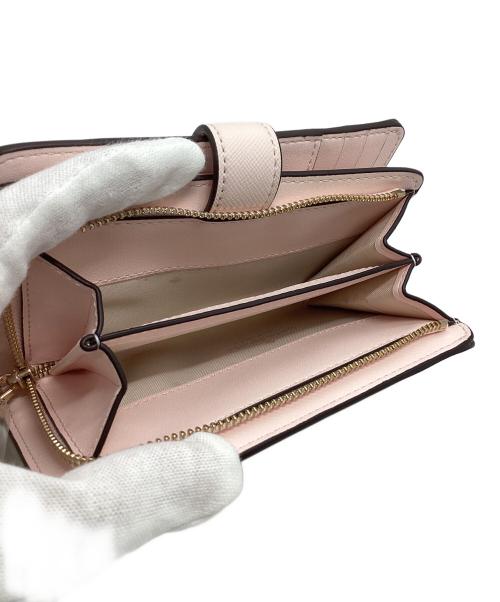 Kate Spade（ケイトスペード）Kate Spade (ケイトスペード) マディソン ストロベリー ガーデン プリント ミディアム コンパクト バイフォールド ウォレット ピンクの古着・服飾アイテム