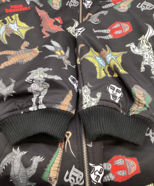 PUNK DRUNKERS（パンクドランカーズ）PUNK DRUNKERS (パンクドランカーズ) 円谷プロ (ツブラヤプロ) ウルトラ怪獣JKT ブラック サイズ:XLの古着・服飾アイテム