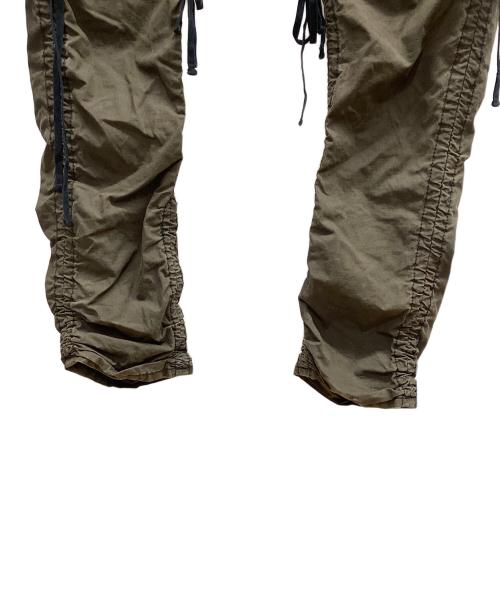 Yasuyuki Ishii（ヤスユキイシイ）Yasuyuki Ishii (ヤスユキイシイ) カーブジップパンツ カーキ サイズ:なしの古着・服飾アイテム