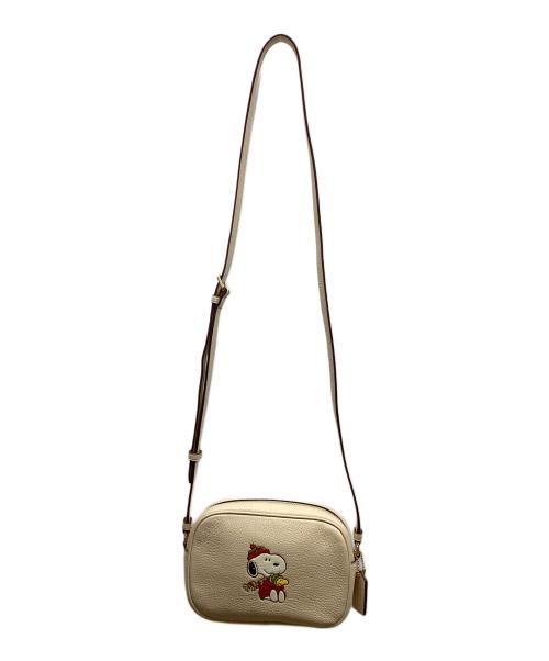 COACH（コーチ）COACH (コーチ) PEANUTS (ピーナッツ) COACH×PEANUTS　ミニ ジェイミー カメラ バッグ・スヌーピー カドル モチーフ アイボリーの古着・服飾アイテム