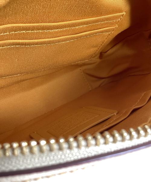 COACH（コーチ）COACH (コーチ) PEANUTS (ピーナッツ) COACH×PEANUTS　ミニ ジェイミー カメラ バッグ・スヌーピー カドル モチーフ アイボリーの古着・服飾アイテム