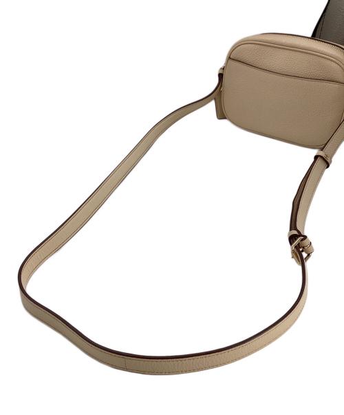 COACH（コーチ）COACH (コーチ) PEANUTS (ピーナッツ) COACH×PEANUTS　ミニ ジェイミー カメラ バッグ・スヌーピー カドル モチーフ アイボリーの古着・服飾アイテム