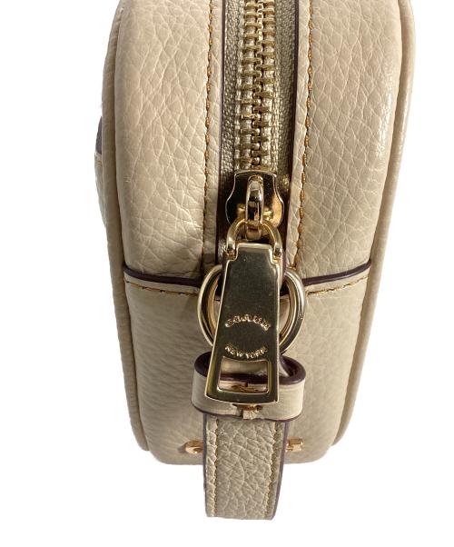 COACH（コーチ）COACH (コーチ) PEANUTS (ピーナッツ) COACH×PEANUTS　ミニ ジェイミー カメラ バッグ・スヌーピー カドル モチーフ アイボリーの古着・服飾アイテム