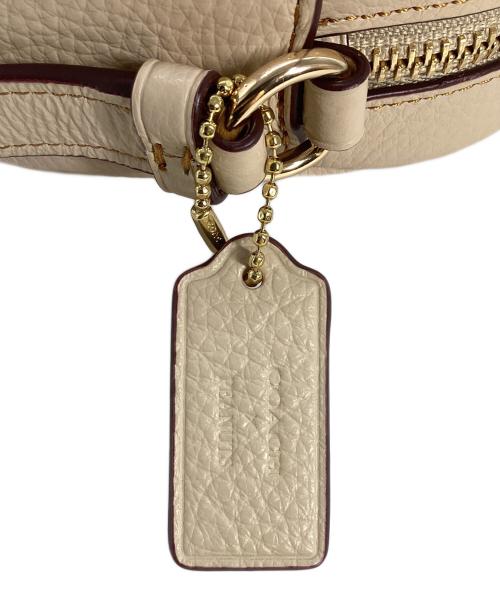 COACH（コーチ）COACH (コーチ) PEANUTS (ピーナッツ) COACH×PEANUTS　ミニ ジェイミー カメラ バッグ・スヌーピー カドル モチーフ アイボリーの古着・服飾アイテム