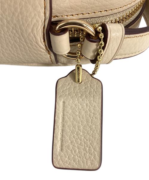COACH（コーチ）COACH (コーチ) PEANUTS (ピーナッツ) COACH×PEANUTS　ミニ ジェイミー カメラ バッグ・スヌーピー カドル モチーフ アイボリーの古着・服飾アイテム