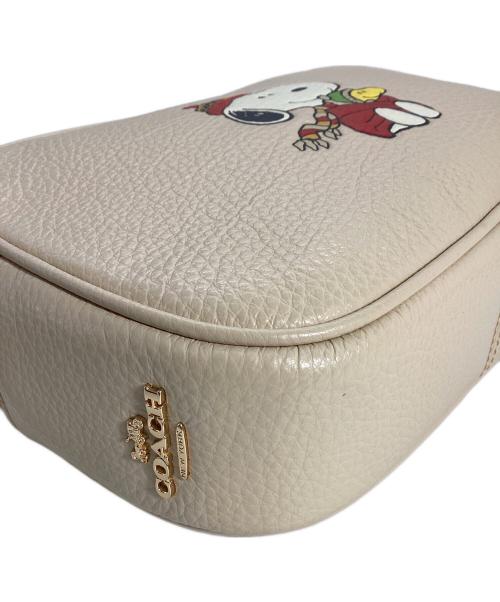 COACH（コーチ）COACH (コーチ) PEANUTS (ピーナッツ) COACH×PEANUTS　ミニ ジェイミー カメラ バッグ・スヌーピー カドル モチーフ アイボリーの古着・服飾アイテム