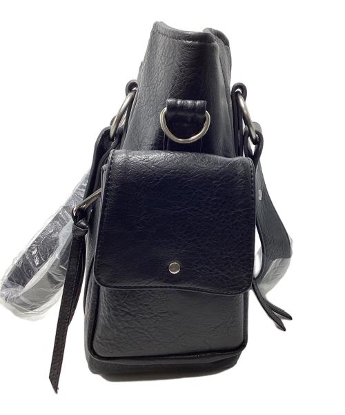 IUGAMAKARAS（イウガマカラス）IUGAMAKARAS (イウガマカラス) Studded Leather Shoulder Bag ブラック 未使用品の古着・服飾アイテム