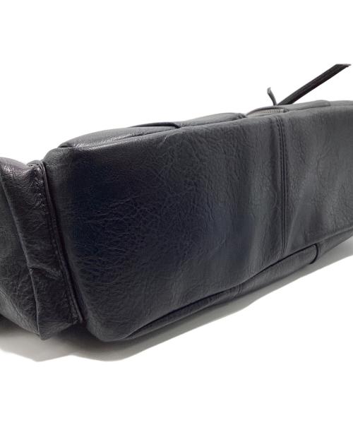 IUGAMAKARAS（イウガマカラス）IUGAMAKARAS (イウガマカラス) Studded Leather Shoulder Bag ブラック 未使用品の古着・服飾アイテム