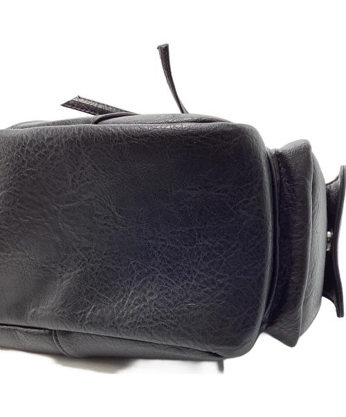 IUGAMAKARAS（イウガマカラス）IUGAMAKARAS (イウガマカラス) Studded Leather Shoulder Bag ブラック 未使用品の古着・服飾アイテム