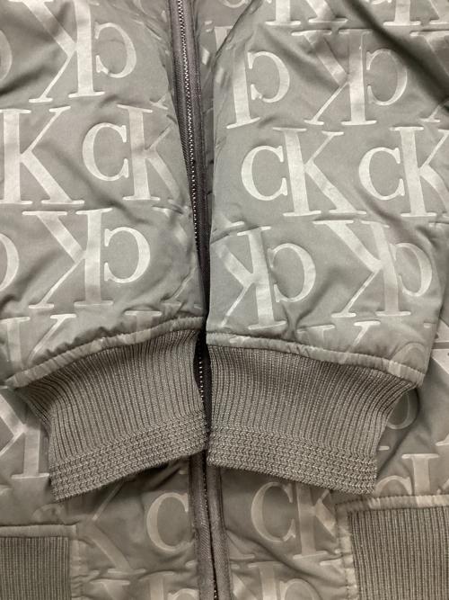 Calvin Klein Jeans（カルバンクラインジーンズ）Calvin Klein Jeans (カルバンクラインジーンズ) モノグラムボンバージャケット ブラック サイズ:Mの古着・服飾アイテム