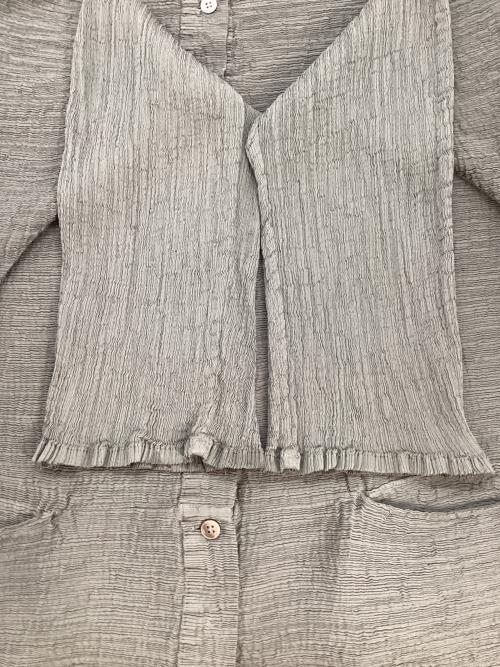 ISSEY MIYAKE me（イッセイ ミヤケ ミー）ISSEY MIYAKE me (イッセイ ミヤケ ミー) 長袖ブラウス グレー サイズ:FREEの古着・服飾アイテム