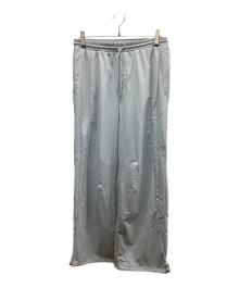 alo yoga（アローヨガ）の古着「Takeaway Track Straight Leg Pant テイクアウェイ トラック ストレート レッグ パンツ」｜ライトグレー