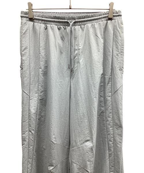 alo yoga（アローヨガ）alo yoga (アローヨガ) Takeaway Track Straight Leg Pant テイクアウェイ トラック ストレート レッグ パンツ ライトグレー サイズ:Sの古着・服飾アイテム