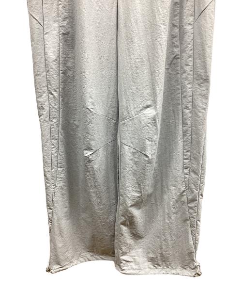 alo yoga（アローヨガ）alo yoga (アローヨガ) Takeaway Track Straight Leg Pant テイクアウェイ トラック ストレート レッグ パンツ ライトグレー サイズ:Sの古着・服飾アイテム