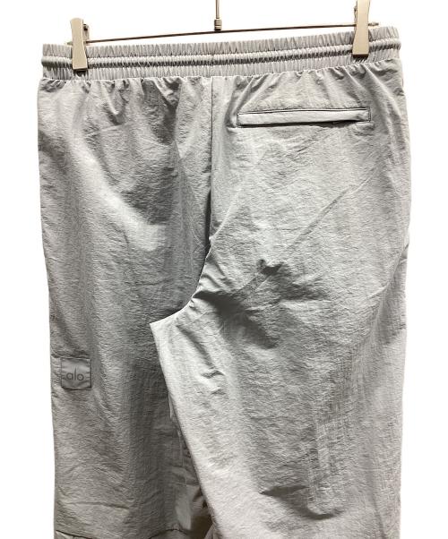 alo yoga（アローヨガ）alo yoga (アローヨガ) Takeaway Track Straight Leg Pant テイクアウェイ トラック ストレート レッグ パンツ ライトグレー サイズ:Sの古着・服飾アイテム