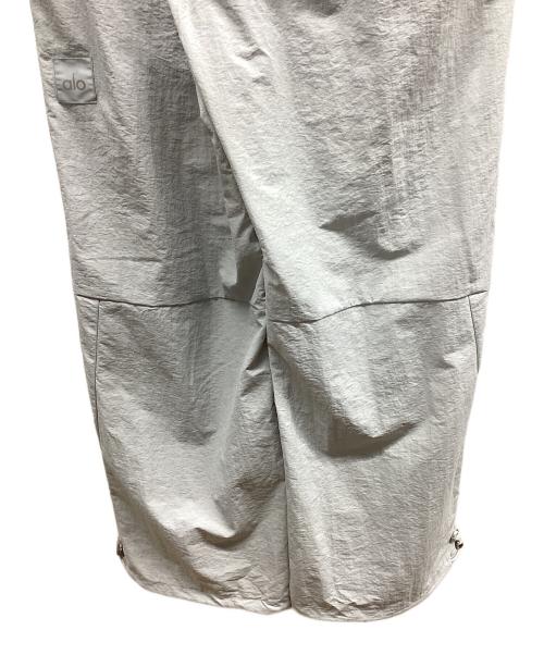 alo yoga（アローヨガ）alo yoga (アローヨガ) Takeaway Track Straight Leg Pant テイクアウェイ トラック ストレート レッグ パンツ ライトグレー サイズ:Sの古着・服飾アイテム