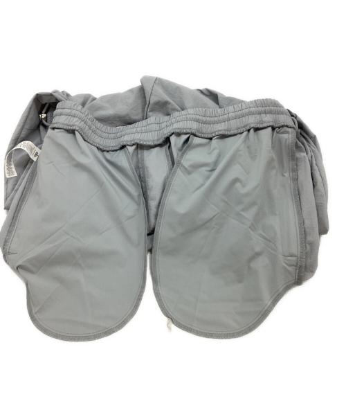 alo yoga（アローヨガ）alo yoga (アローヨガ) Takeaway Track Straight Leg Pant テイクアウェイ トラック ストレート レッグ パンツ ライトグレー サイズ:Sの古着・服飾アイテム