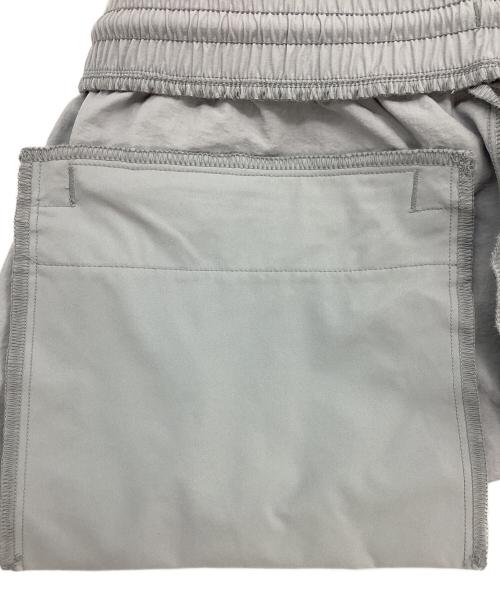 alo yoga（アローヨガ）alo yoga (アローヨガ) Takeaway Track Straight Leg Pant テイクアウェイ トラック ストレート レッグ パンツ ライトグレー サイズ:Sの古着・服飾アイテム
