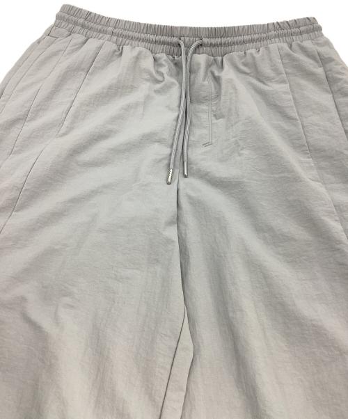 alo yoga（アローヨガ）alo yoga (アローヨガ) Takeaway Track Straight Leg Pant テイクアウェイ トラック ストレート レッグ パンツ ライトグレー サイズ:Sの古着・服飾アイテム