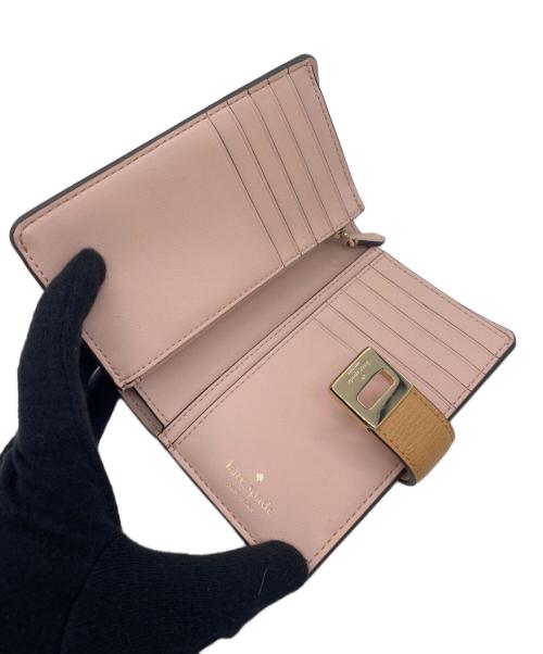 Kate Spade（ケイトスペード）Kate Spade (ケイトスペード) フィービー ターンロック ミディアム ウォレット ベージュ×ピンクの古着・服飾アイテム