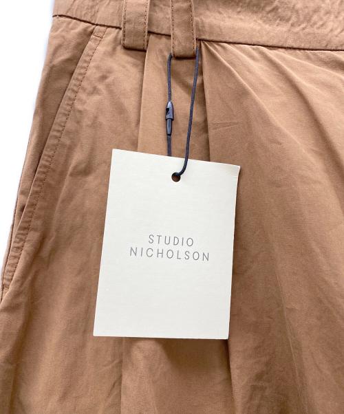 STUDIO NICHOLSON（スタジオ ニコルソン）STUDIO NICHOLSON (スタジオ ニコルソン) YALE DOUBLE PLEAT VOLUME PANTS ブラウン サイズ:S 未使用品の古着・服飾アイテム