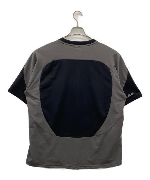 F.C.Real Bristol（エフシーレアルブリストル）F.C.Real Bristol (エフシーレアルブリストル) STREAM LINE S TOP ブラック×グレー サイズ:Ｍの古着・服飾アイテム