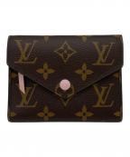 LOUIS VUITTONルイ ヴィトン）の古着「ボルトフォイユ・ヴィクトリーヌ」｜ブラウン×ピンク