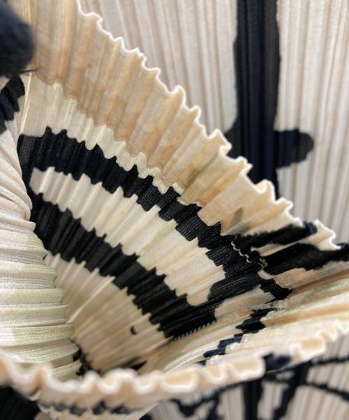 PLEATS PLEASE（プリーツプリーズ）PLEATS PLEASE (プリーツプリーズ) 長袖ワンピース ベージュ×ブラック サイズ:FREEの古着・服飾アイテム