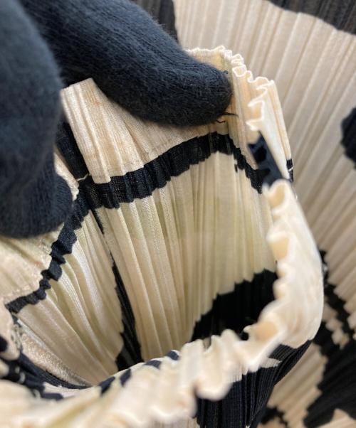 PLEATS PLEASE（プリーツプリーズ）PLEATS PLEASE (プリーツプリーズ) 長袖ワンピース ベージュ×ブラック サイズ:FREEの古着・服飾アイテム