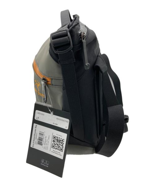 ARC'TERYX（アークテリクス）ARC'TERYX (アークテリクス) BEAMS (ビームス) ARRO 8 ReBIRD(TM) Shoulder Bag ブラック×グレー 未使用品の古着・服飾アイテム