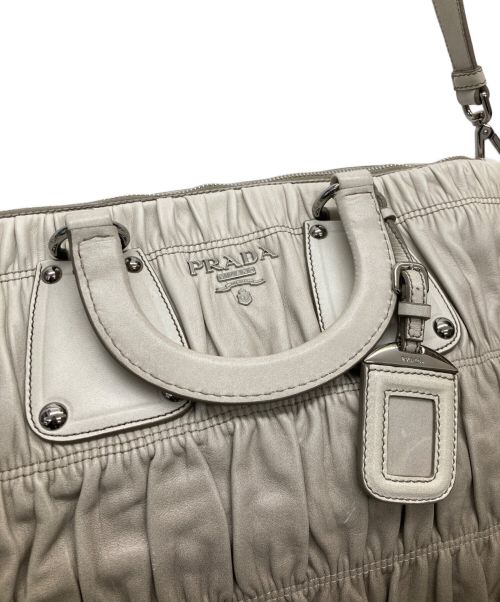 PRADA（プラダ）PRADA (プラダ) 2WAYバッグ グレー×ベージュの古着・服飾アイテム