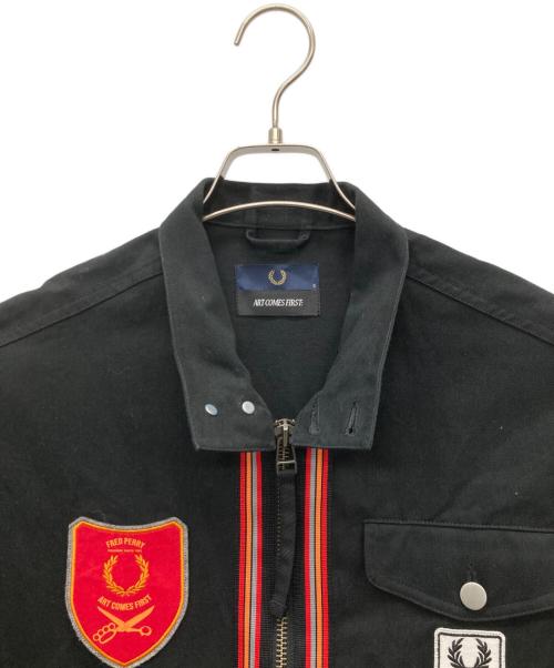 FRED PERRY（フレッドペリー）FRED PERRY (フレッドペリー) ART COMES FIRST (アートカムズファースト) SHIELD PATCH HARRINGTON JACKET ブラック サイズ:SIZE Sの古着・服飾アイテム