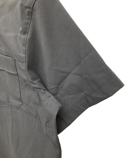 Columbia（コロンビア）Columbia (コロンビア) ランドローマーリップストップショートスリーブシャツ グレー サイズ:SIZE Mの古着・服飾アイテム