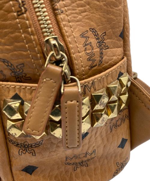 MCM（エムシーエム）MCM (エムシーエム) ヴィセトス　スタッズ　バックパックミニ ブラウンの古着・服飾アイテム